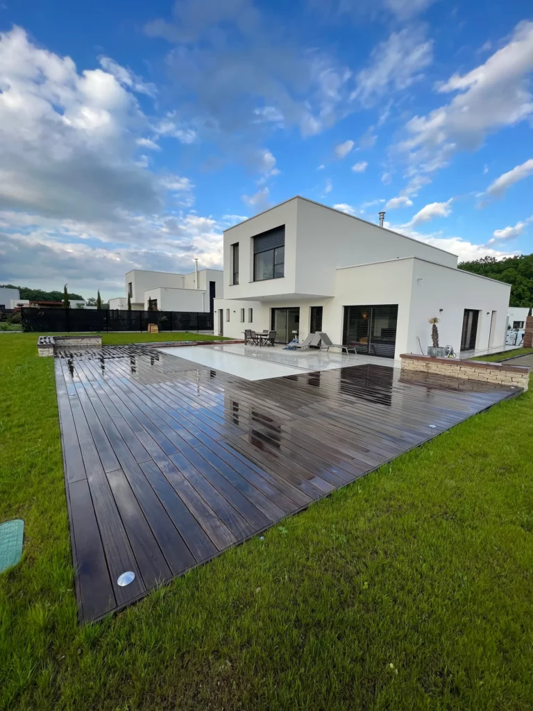 Terrasse en Cumaru pour une maison contemporaine