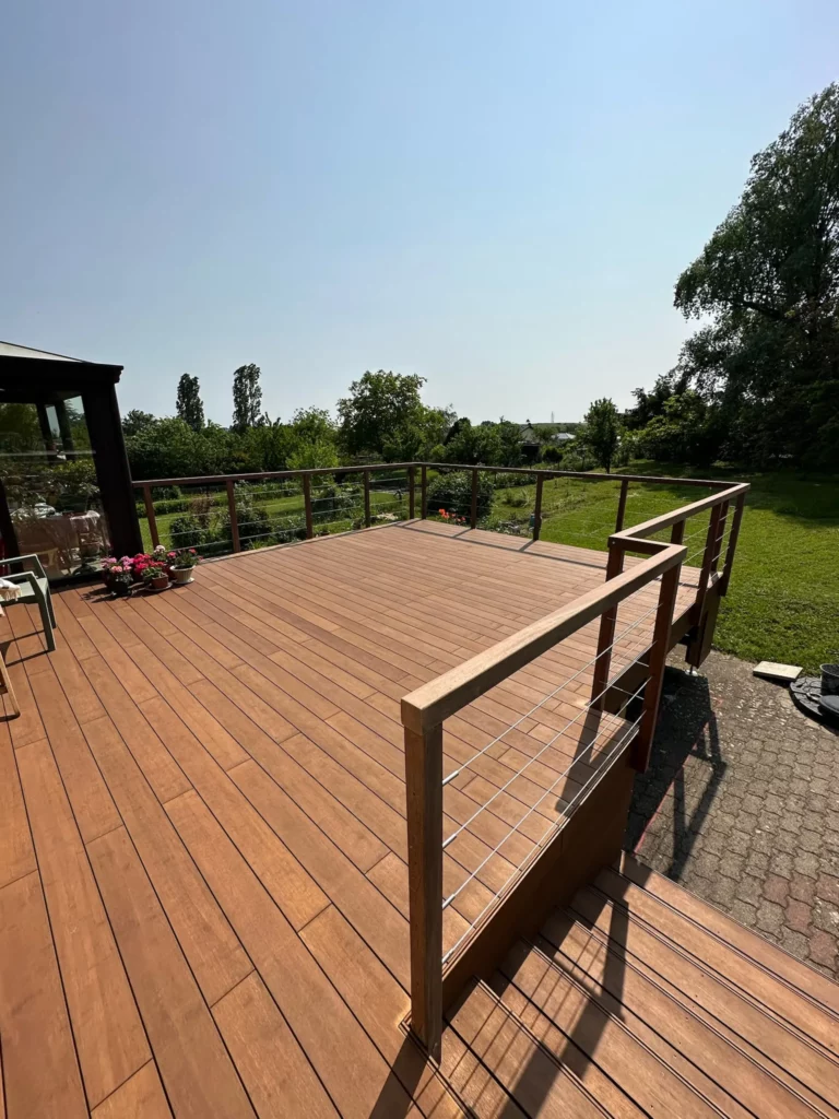 Terrasse surélevée, escalier et garde-corps en Bambou