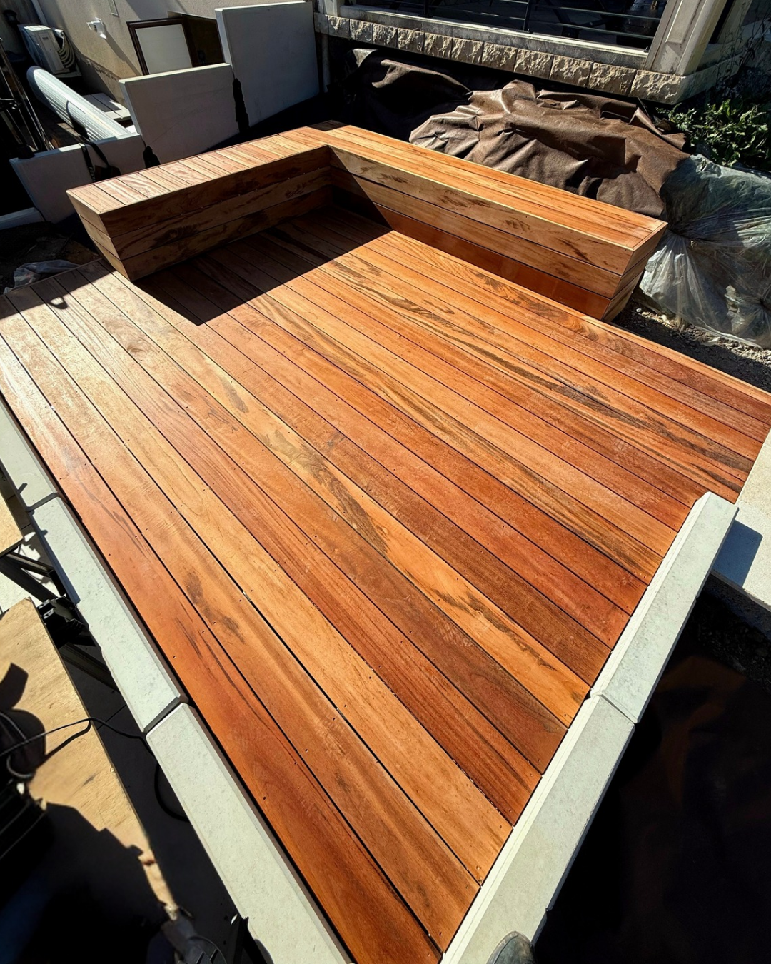 Terrasse en muiracatiara avec escaliers et banc à Metz