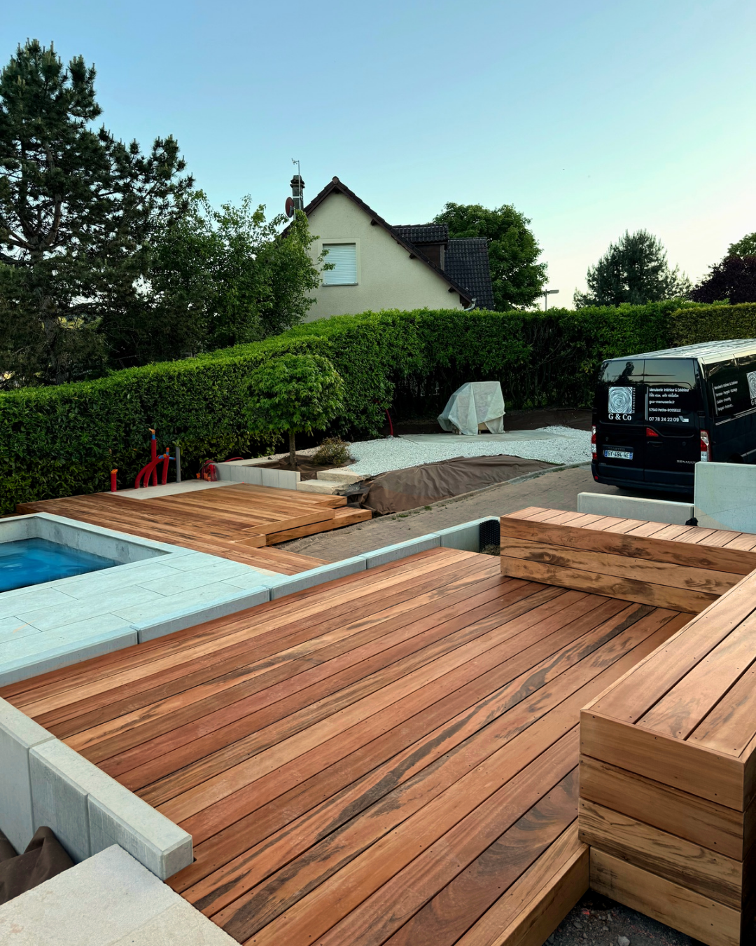 Terrasse en muiracatiara avec escaliers et banc à Metz
